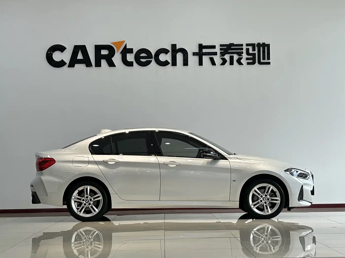 BMW 1 Series 2021 120i M Sport Shadow Edition фото 5