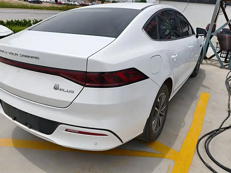 BYD Qin PLUS 2024 Glory Edition DM-i 55KM Leading фото 3