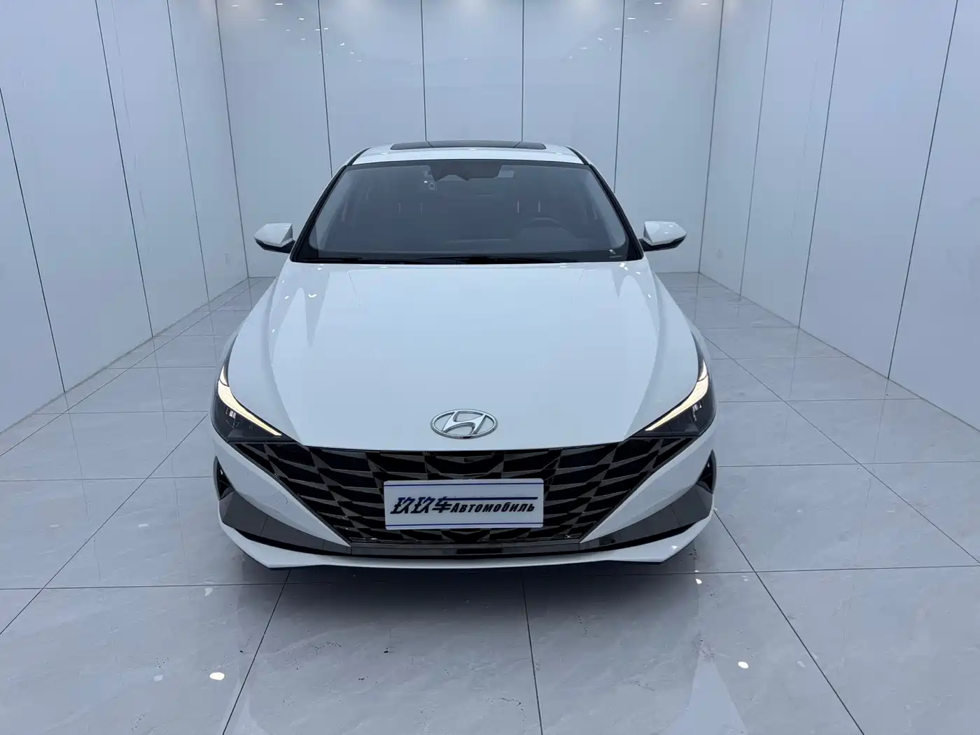 Hyundai Elantra 2023 Model 1.5L CVT LUX Premium Edition фото 2