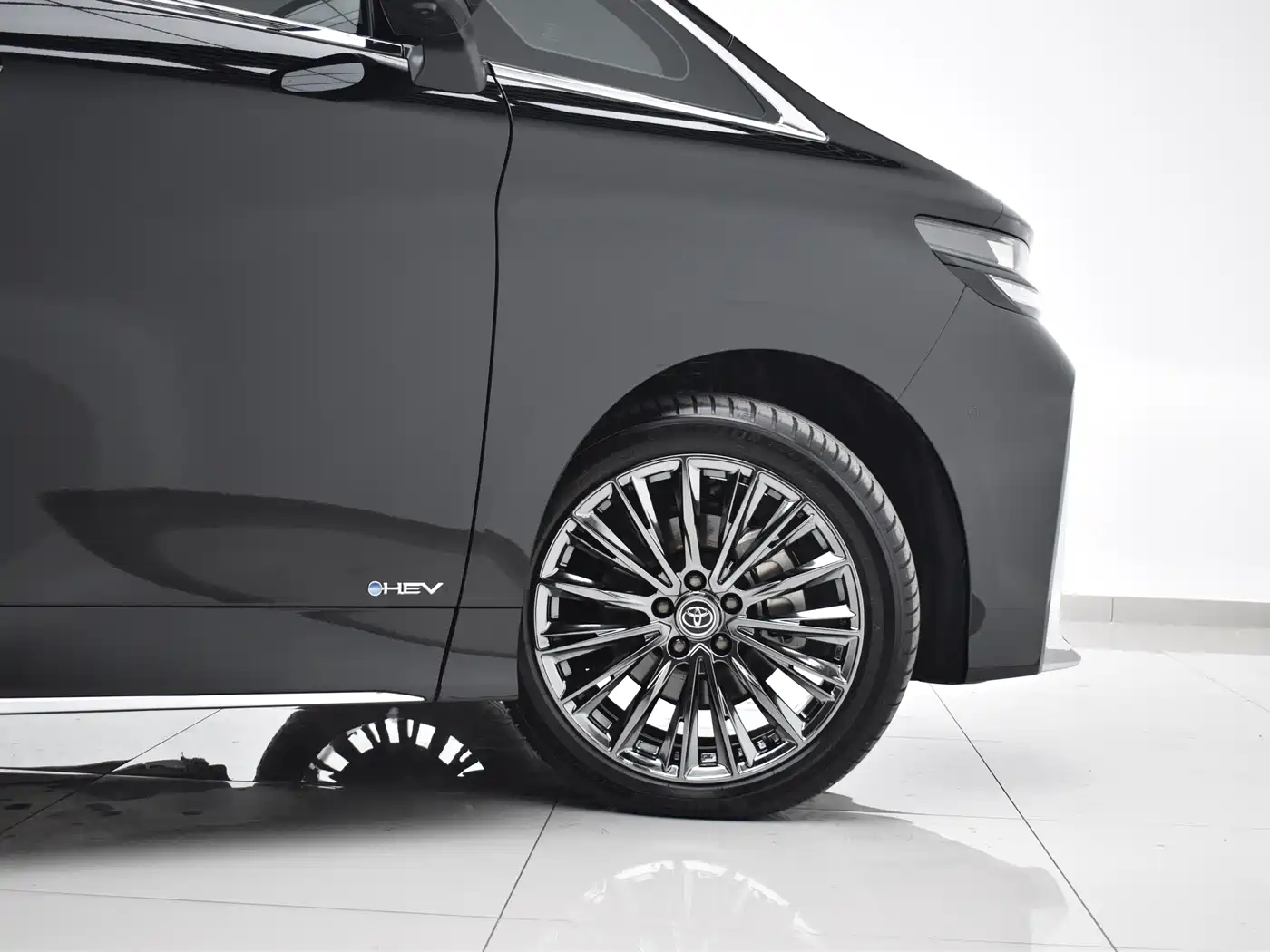 Toyota Vellfire 2024 Crown Hybrid 2.5L Executive Premium Edition фото 20
