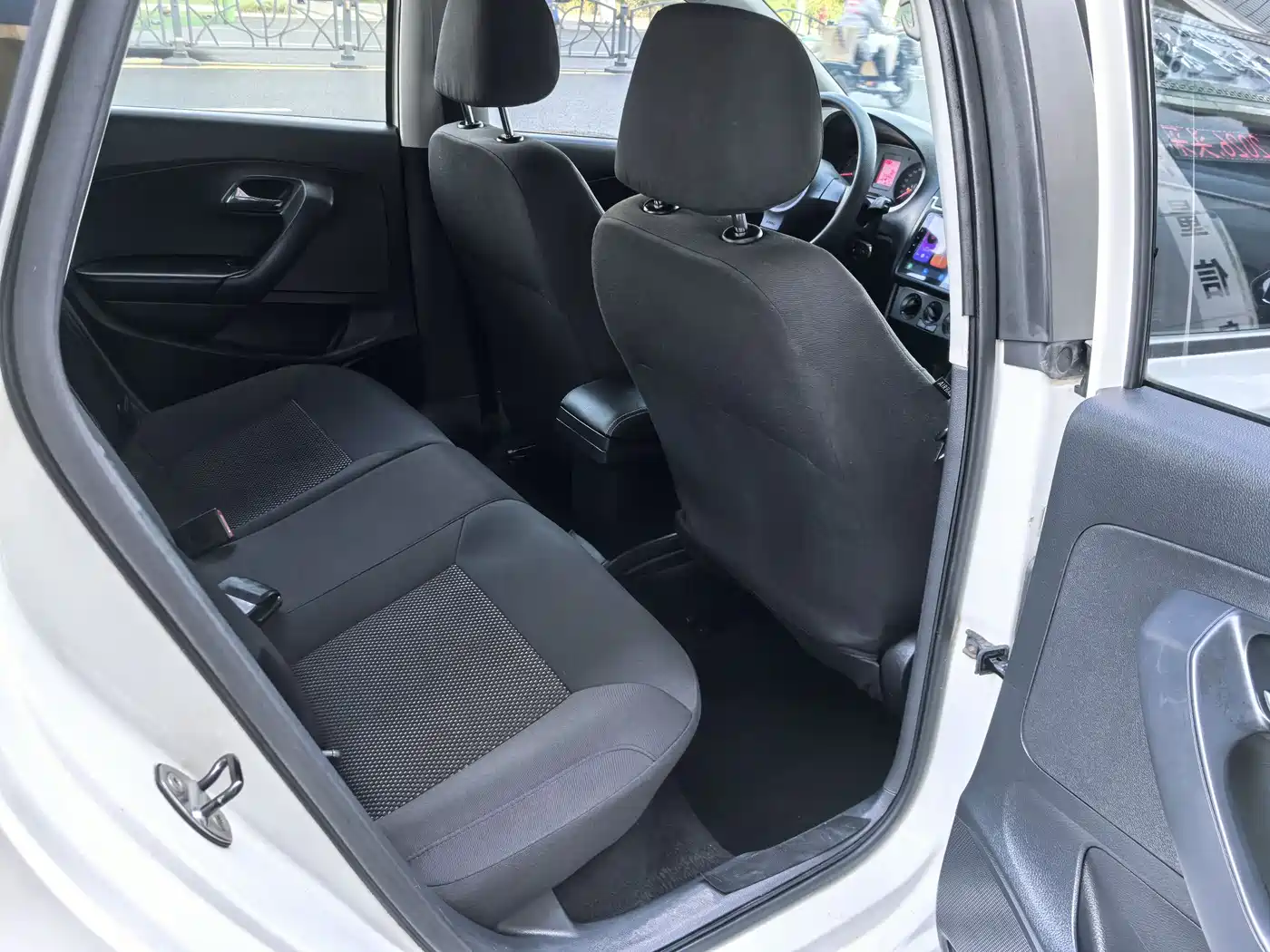 Volkswagen Polo 2013 1.6L Manual Comfort Edition фото 15