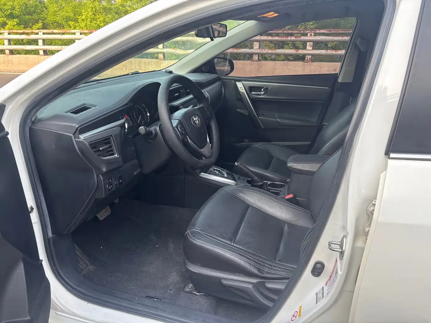 Toyota Corolla 2014 1.6L CVT GL-i Leather Edition фото 4