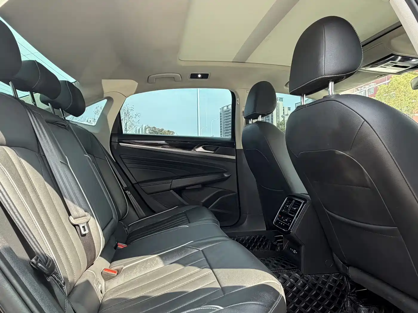 Volkswagen Passat 2022 330TSI Starlight Elite Edition фото 17
