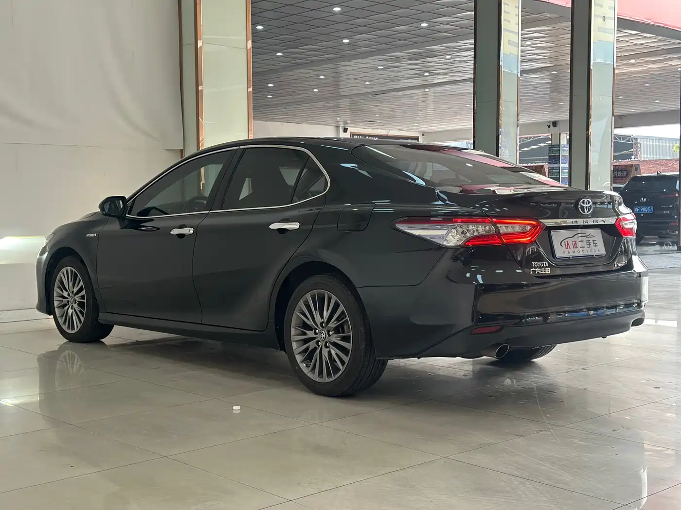 Toyota Camry 2018 Hybrid 2.5HG Luxury Edition фото 7