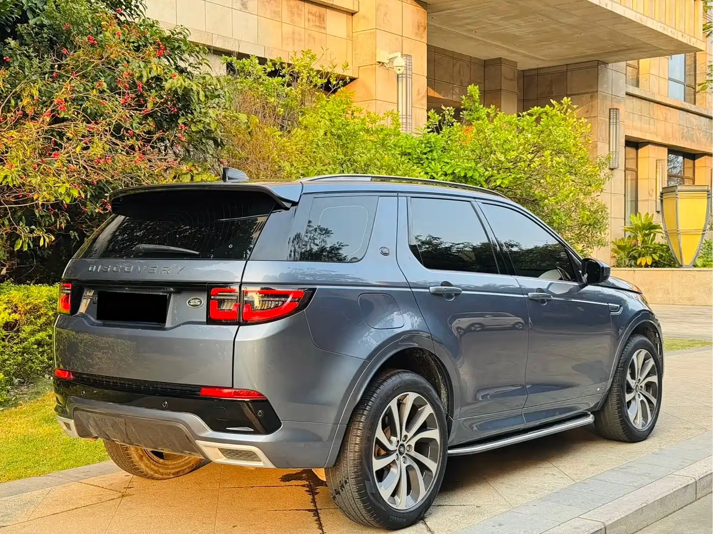 Land Rover Discovery Sport 2022 Model 249PS R-Dynamic S Performance Edition 5-Seater фото 4