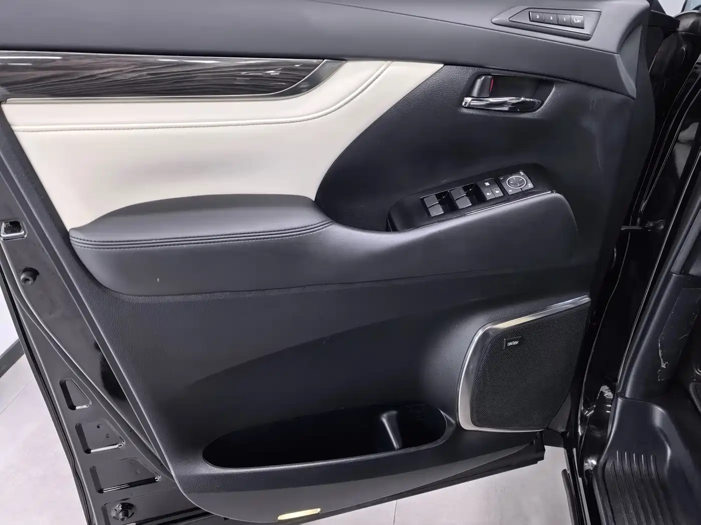 Lexus LM 2020 300h Seven-Seater Elegance Edition фото 15