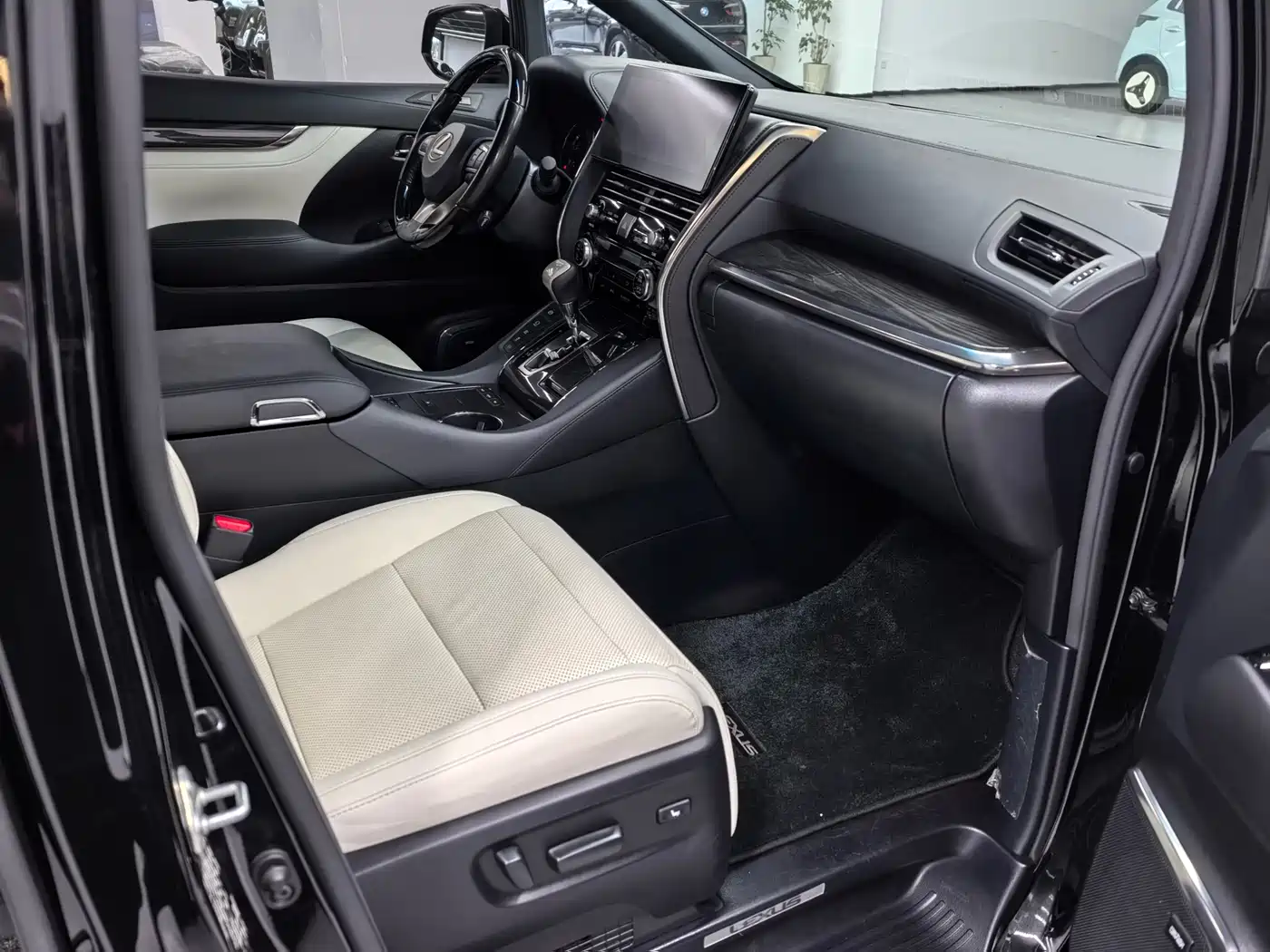 Lexus LM 2020 300h Seven-Seater Elegance Edition фото 14