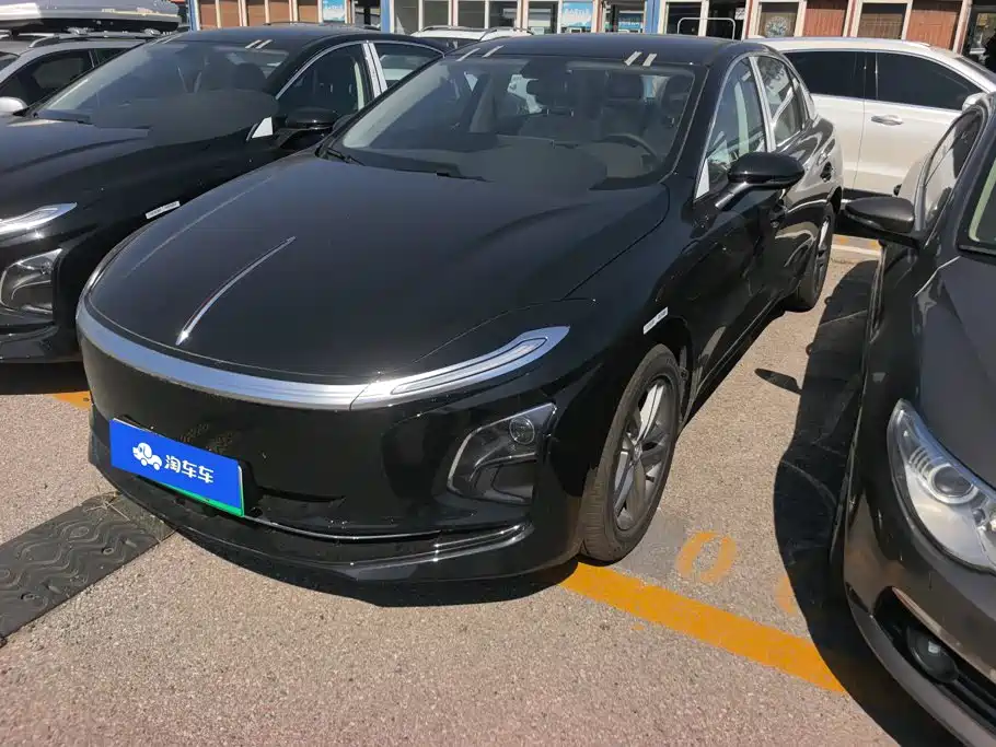 صورة 1 - Hongqi E-QM5