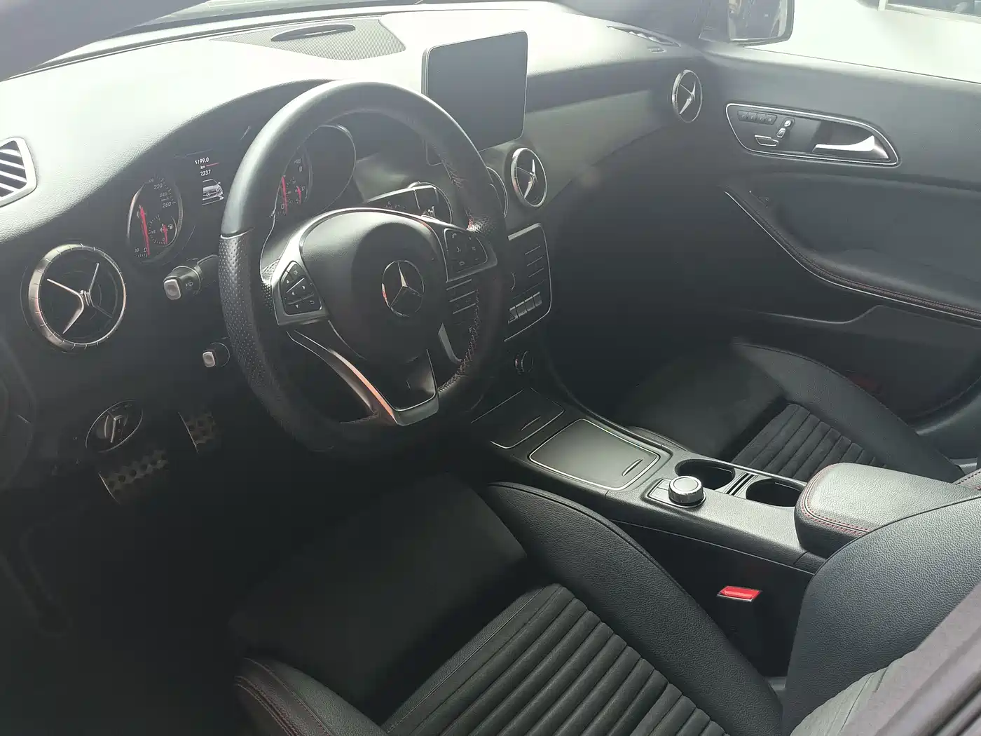 Mercedes-Benz CLA (Import) 2018 CLA 220 4MATIC фото 5