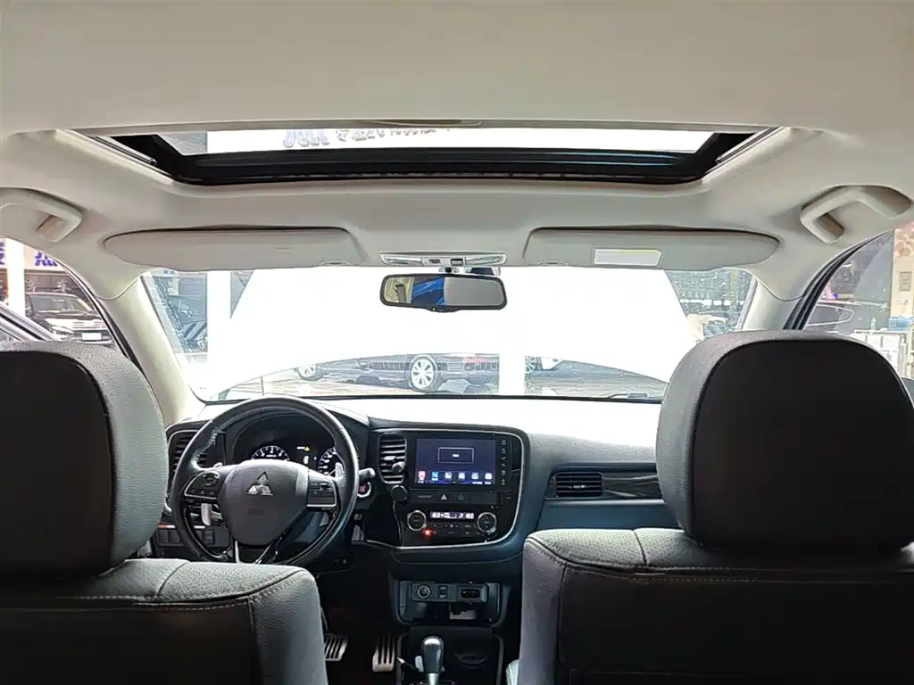 MITSUBISHI OUTLANDER