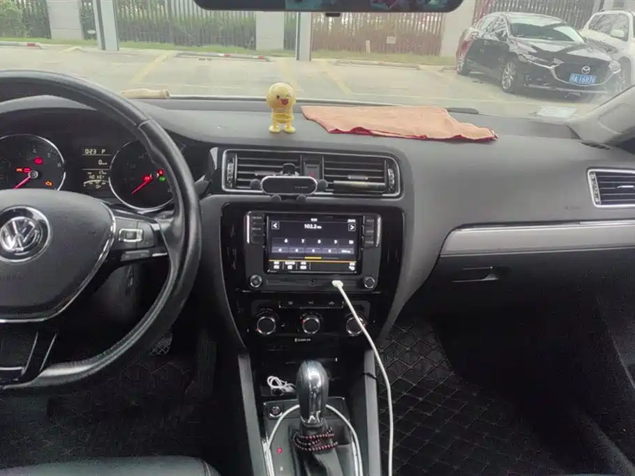 Volkswagen Sagitar 2017 1.6L Automatic Comfort фото 13
