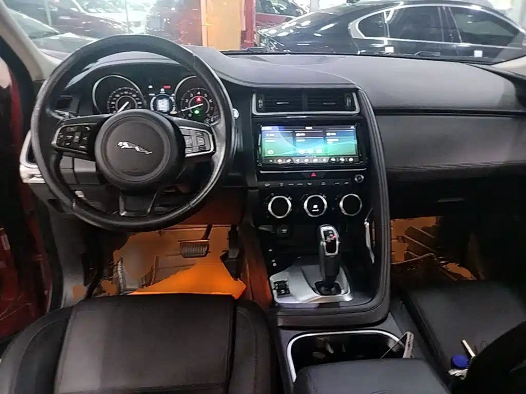 Фото 10 - Jaguar E-PACE
