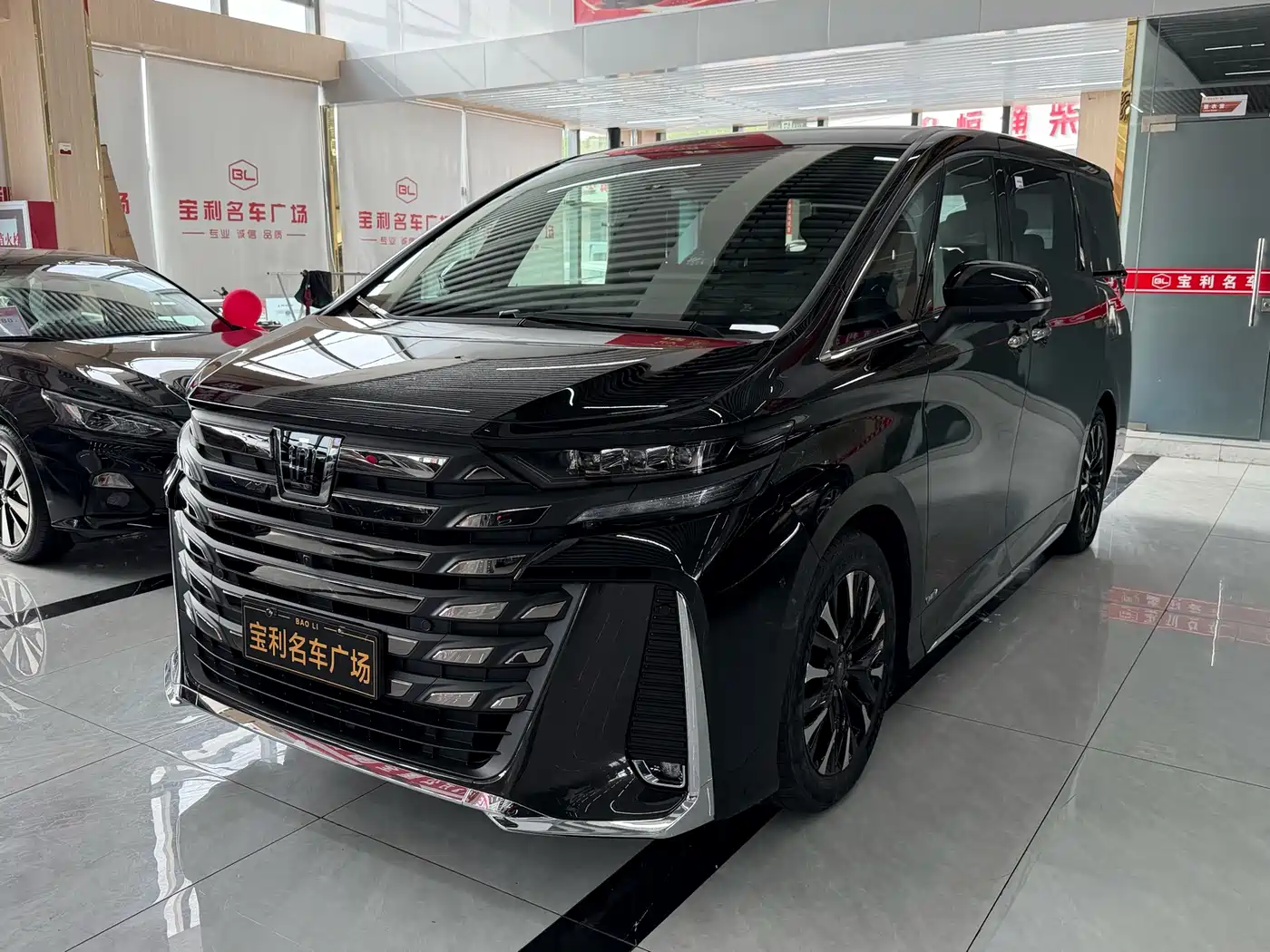 Toyota Vellfire 2024 Crown Hybrid 2.5L Executive Premium Edition фото 3
