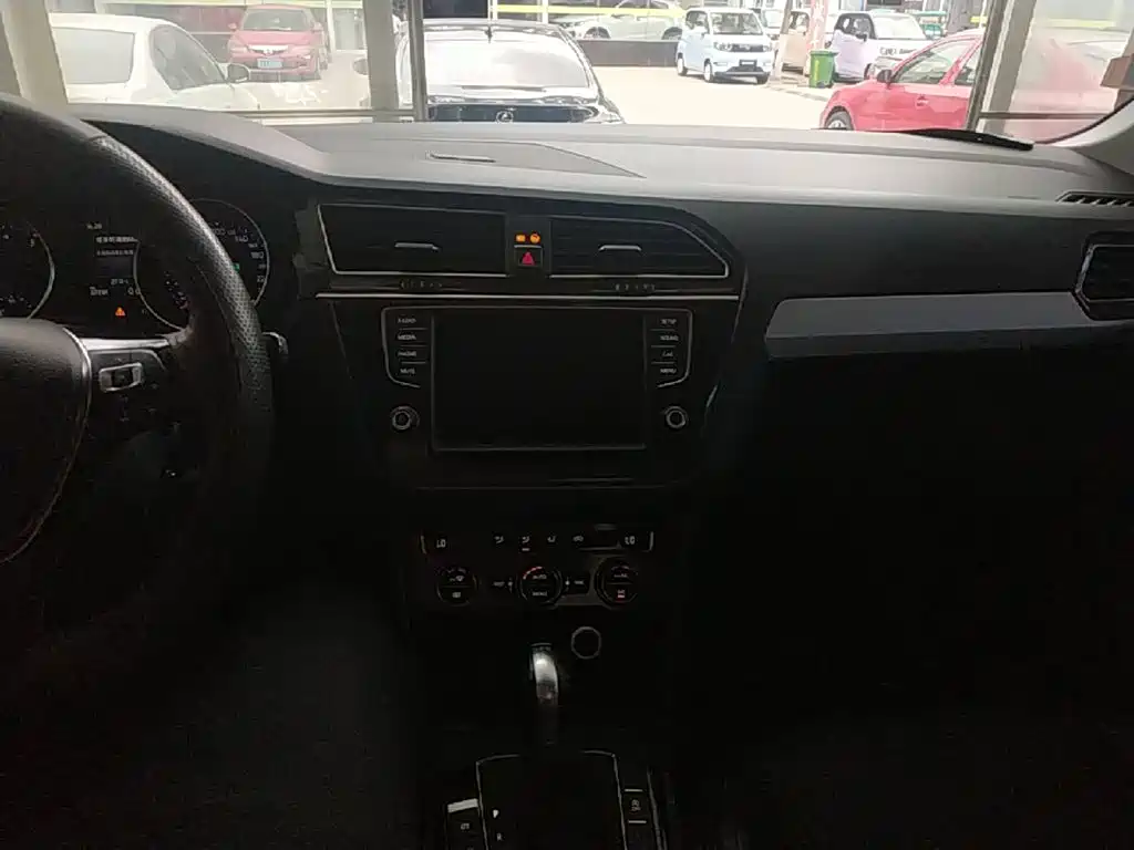 Фото 10 - Volkswagen Tiguan