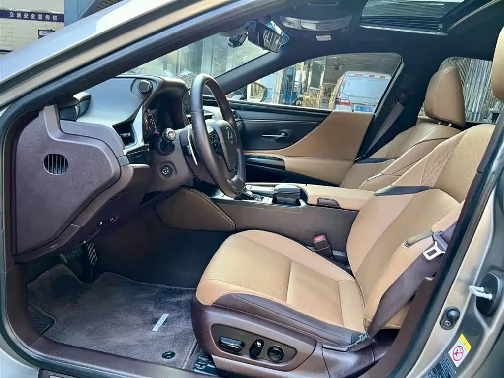 Lexus ES 2018 300h Excellence Edition China V фото 2