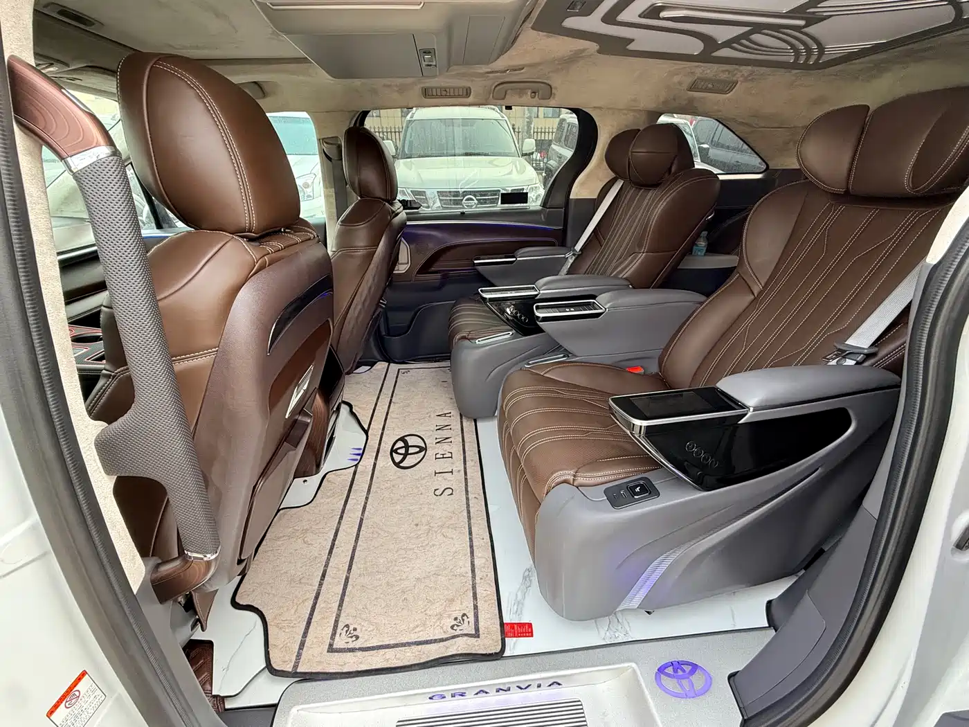 Toyota Granvia 2023 2.5L Hybrid Comfort Edition фото 8