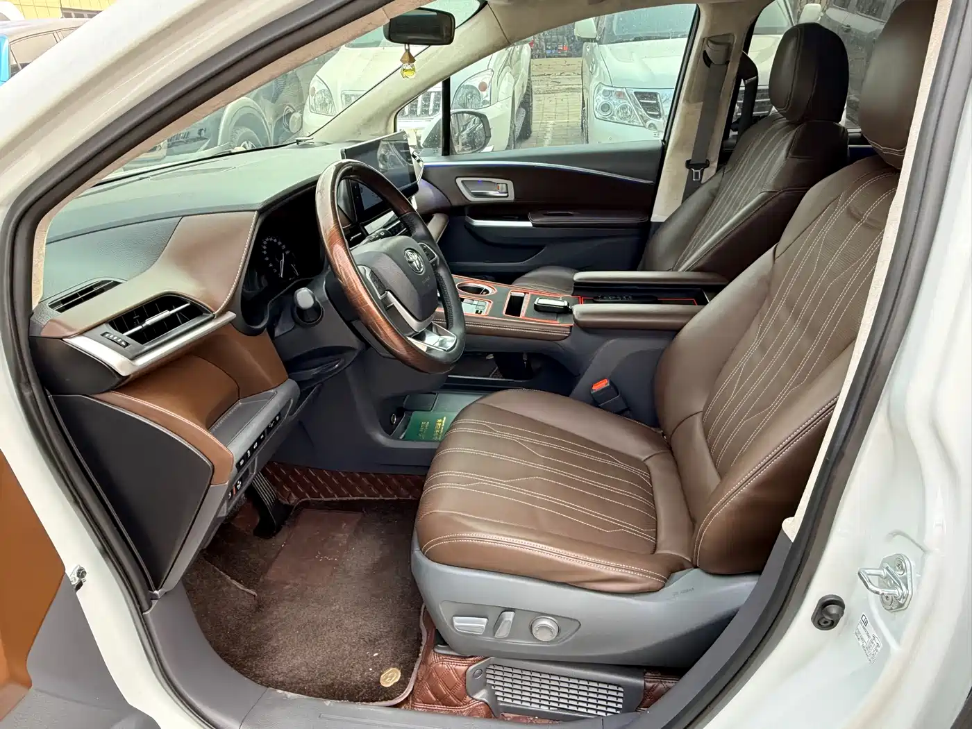 Toyota Granvia 2023 2.5L Hybrid Comfort Edition фото 7