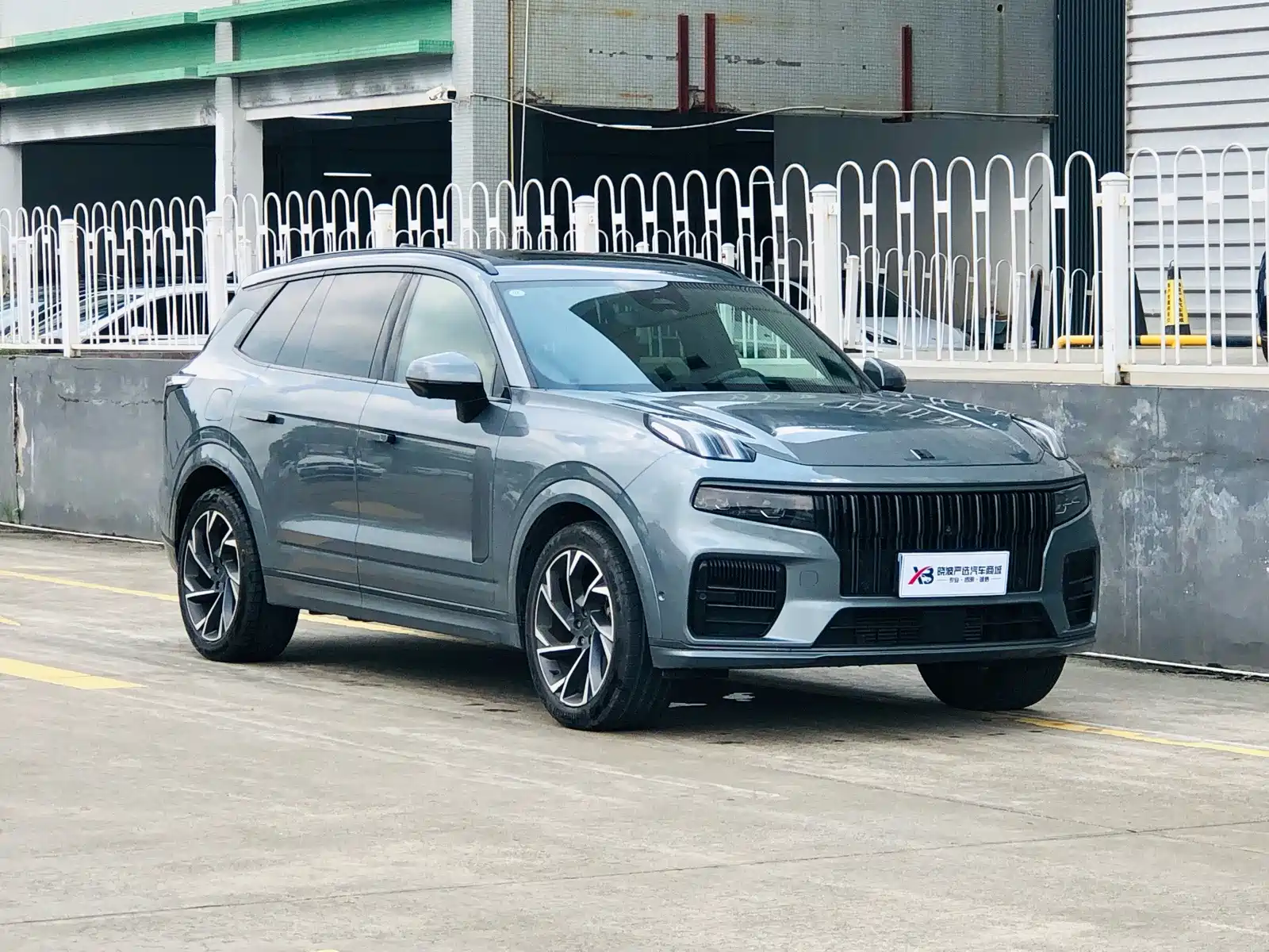 Photo 3 - Lynk & Co 09