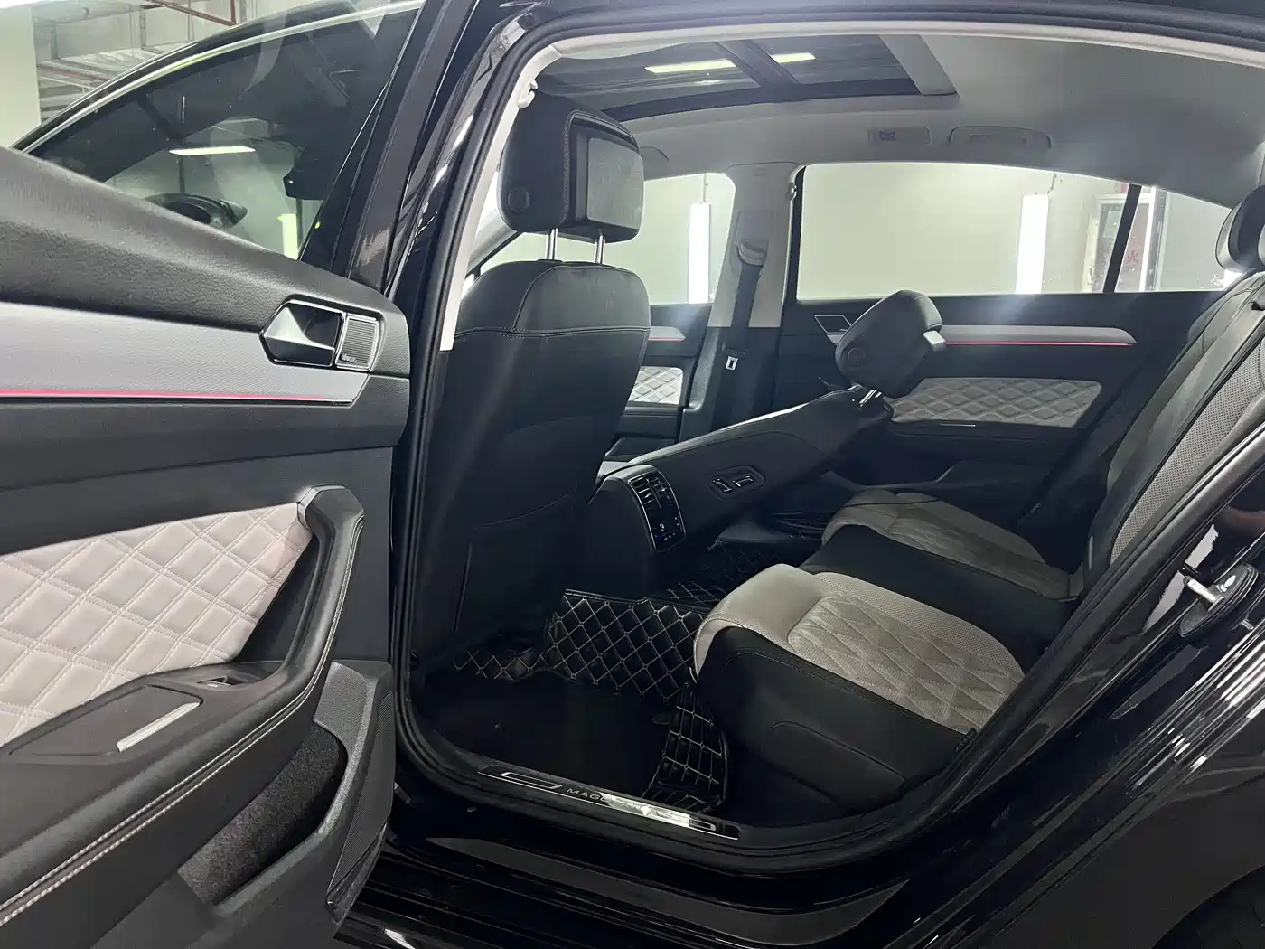 Volkswagen Magotan 2023 Model 2 Million Commemorative Edition 330TSI DSG Luxury фото 9
