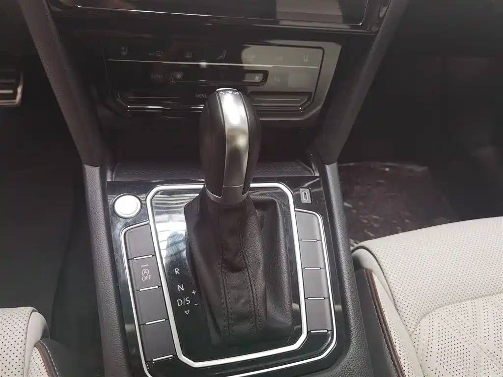 Volkswagen Magotan 2023 Model 2 Million Commemorative Edition 330TSI DSG Luxury фото 16