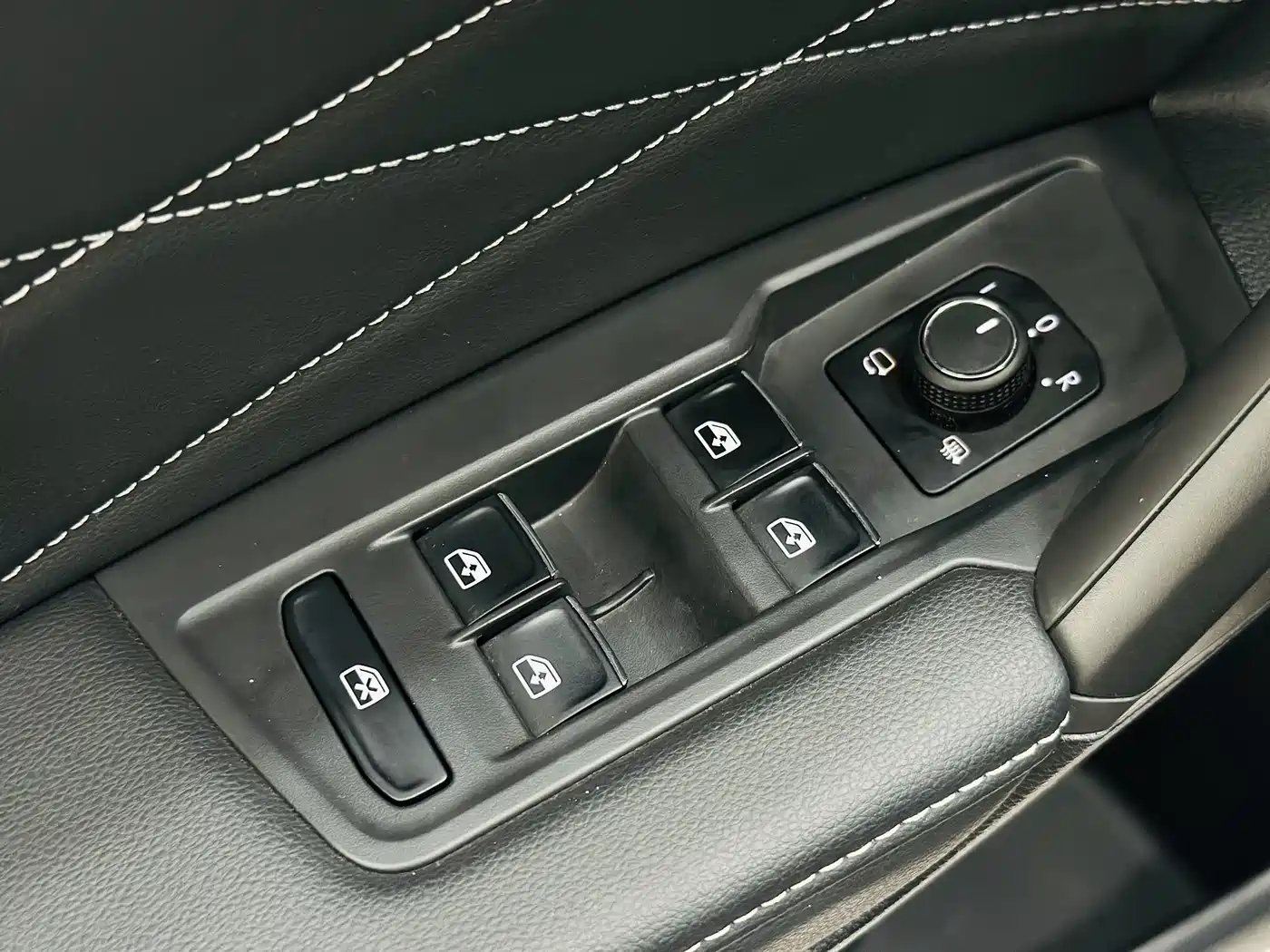 Volkswagen Tiguan L 2024 330TSI Automatic 2WD R-Line Premium Enjoyment Edition фото 14
