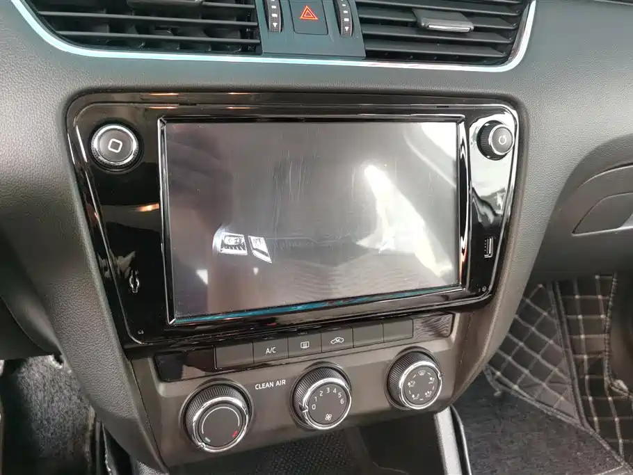 Škoda Octavia 2019 1.5L Auto Comfort Edition фото 13