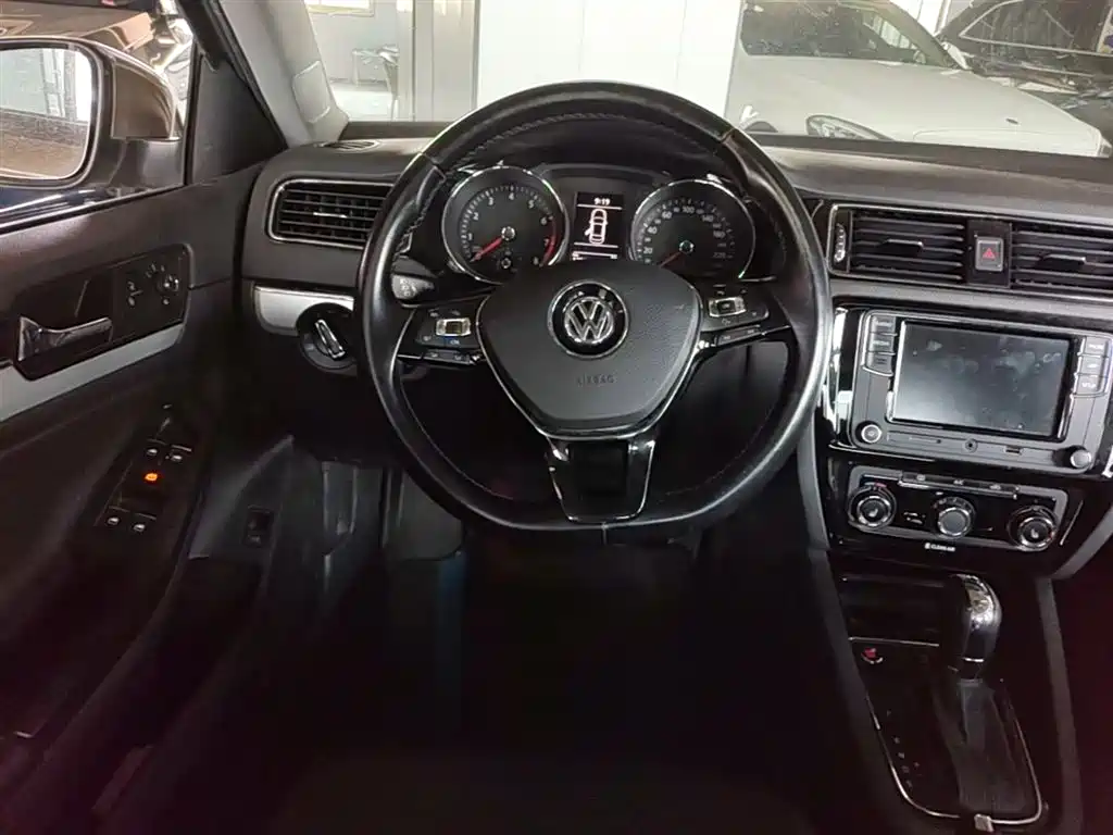 Volkswagen Sagitar 2018 180TSI DSG Premium Edition фото 11