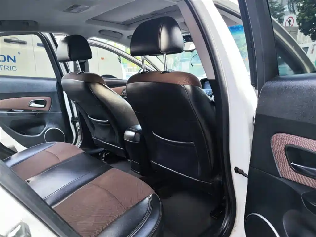 Chevrolet Cruze 2013 Hatchback 1.6L Automatic Luxury фото 4