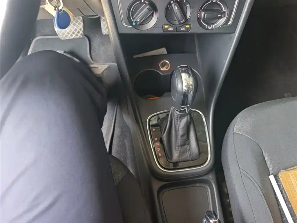 Volkswagen Polo 2016 1.6L Automatic Comfort фото 14