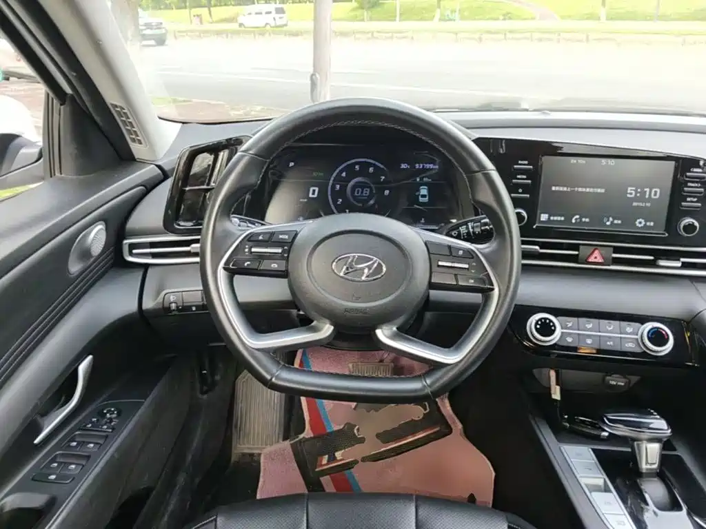Фото 11 - Hyundai Elantra