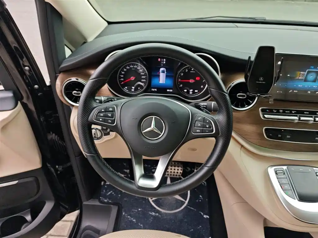 Mercedes-Benz V-Class 2021 V 260 L Long Wheelbase Premium Edition фото 7