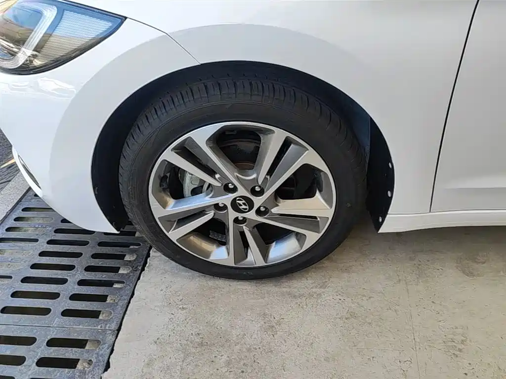 Hyundai Elantra 2016 Model 1.6L Automatic Smart Elite фото 23