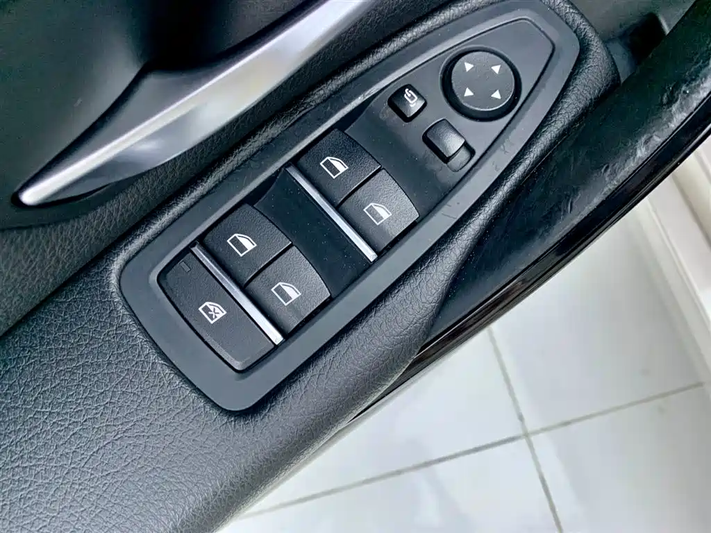 BMW 3 Series 2018 318Li фото 28