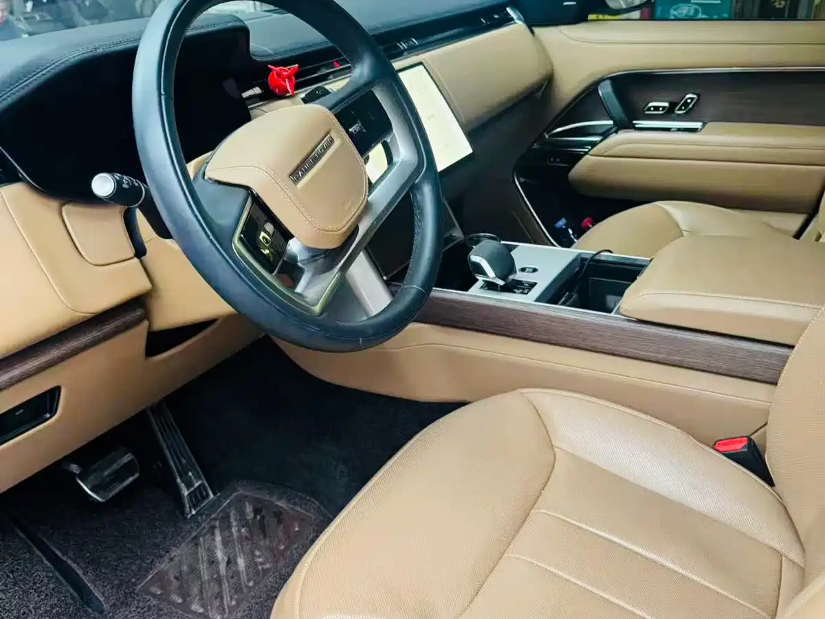 Land Rover Range Rover 2024 3.0 L6 360PS Golden Age Edition фото 2