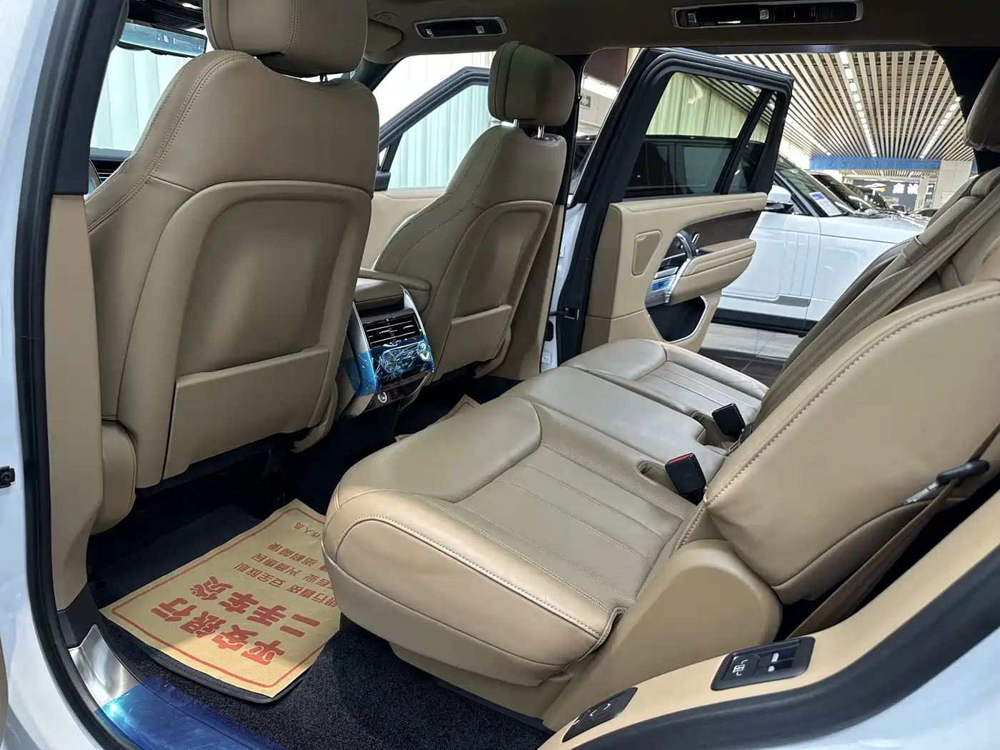 Land Rover Range Rover 2023 3.0 L6 400PS Golden Age 7-Seater Long Wheelbase фото 11