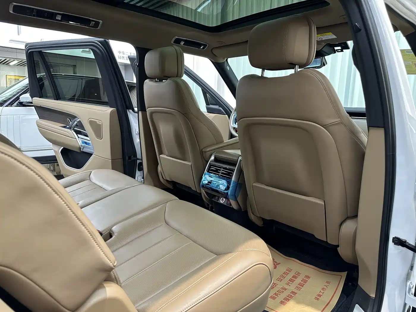 Land Rover Range Rover 2023 3.0 L6 400PS Golden Age 7-Seater Long Wheelbase фото 15