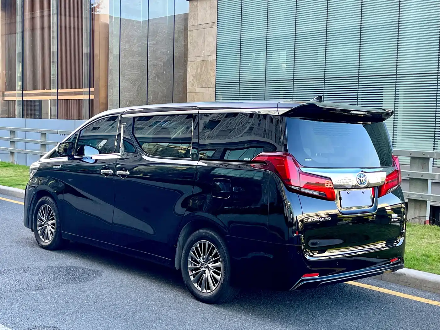 Toyota Alphard 2020 Hybrid 2.5L Luxury Edition фото 4