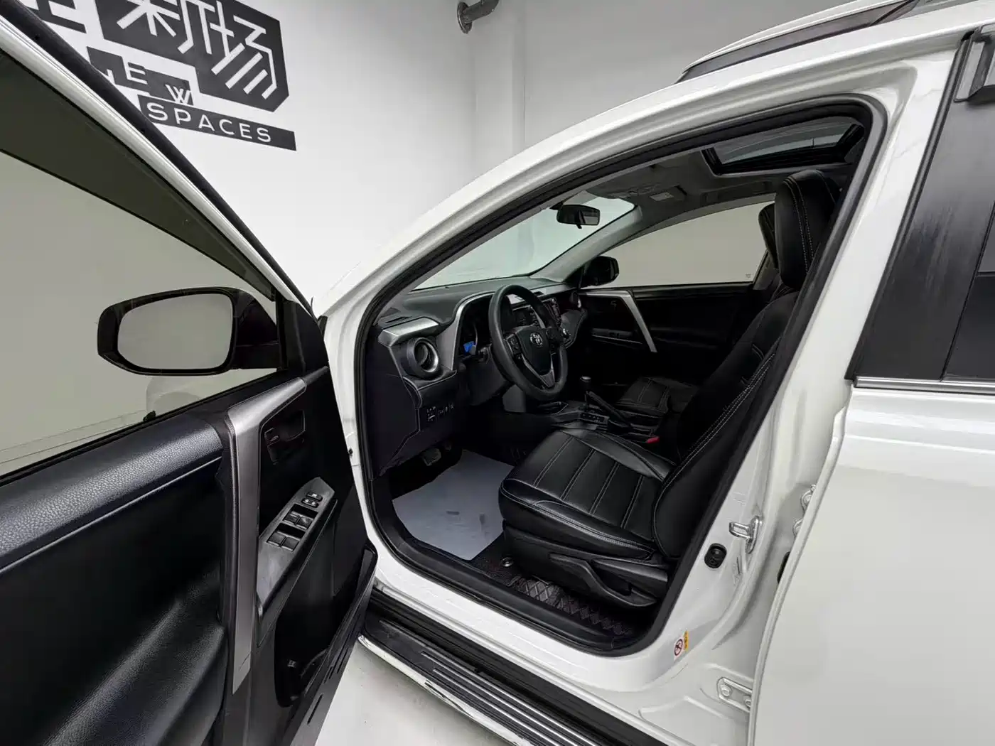 Toyota RAV4 Rongfang 2016 2.0L CVT 2WD Trend (China V) фото 11