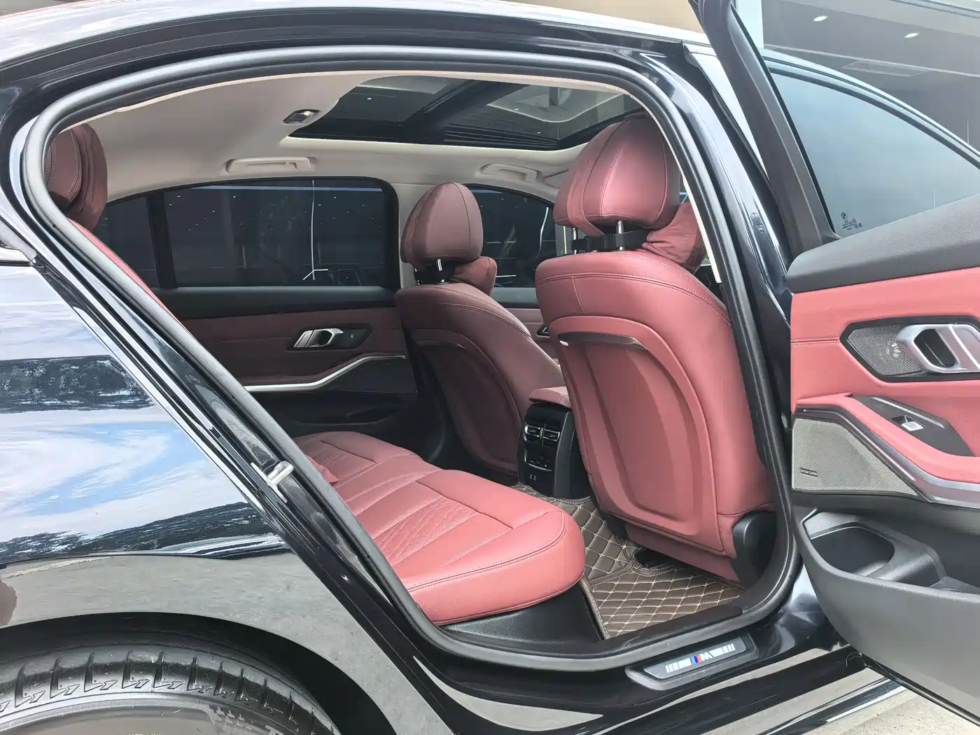 BMW 3 Series 2024 325Li M Sport Shadowline Package фото 9