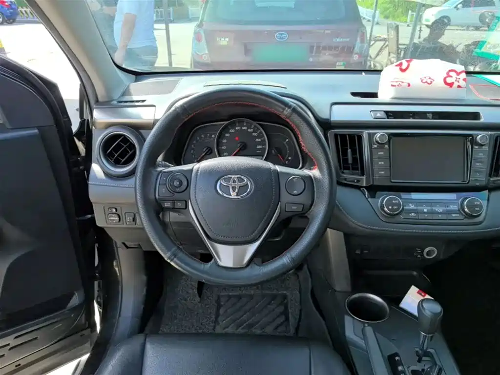 Toyota RAV4 Rongfang 2015 2.0L CVT 2WD Trend Edition фото 11