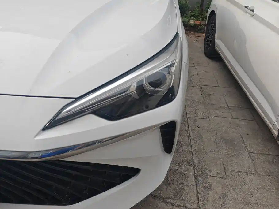 Фото 5 - Roewe i5