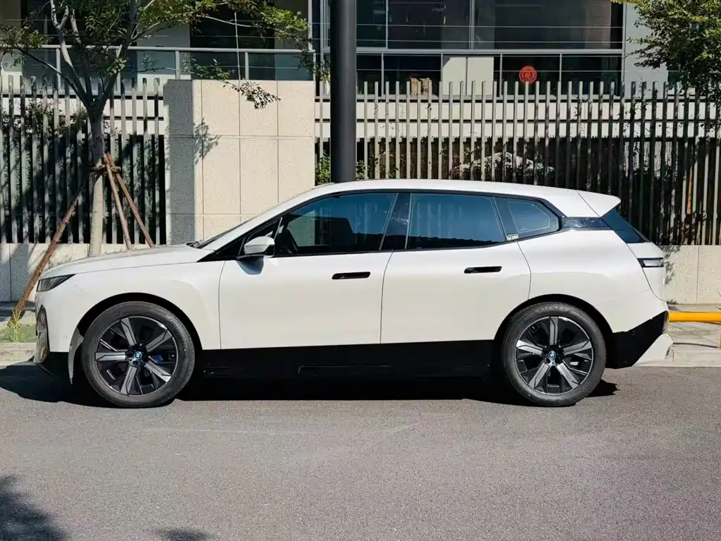 Фото 2 - BMW iX