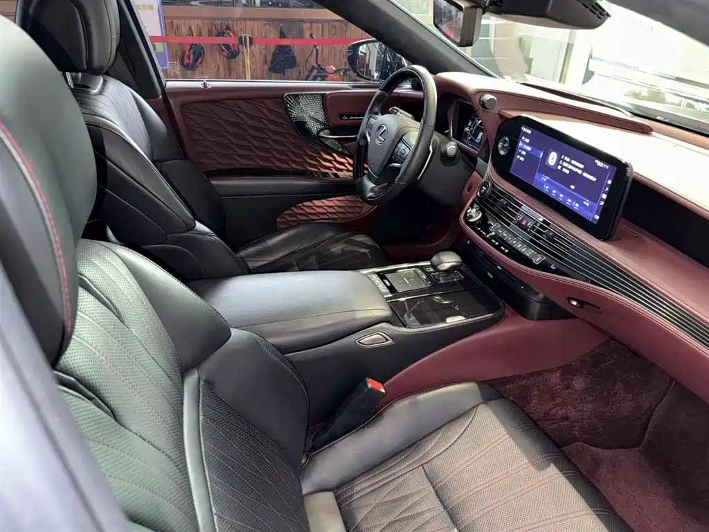 Lexus LS 2021 500h Executive Edition фото 21