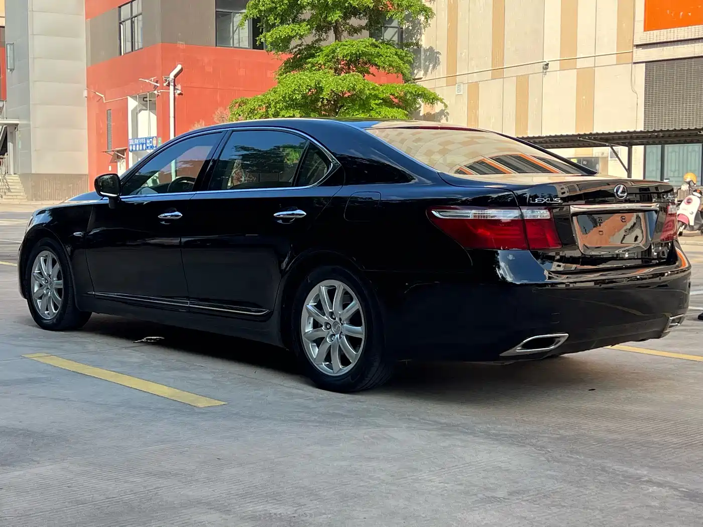 Фото 4 - Lexus LS