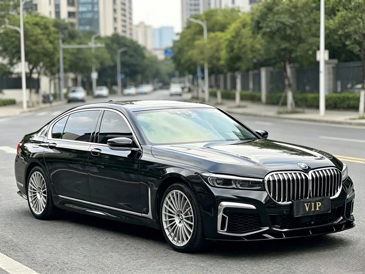 BMW 7 Series 2017 740Li xDrive Luxury Edition фото 3