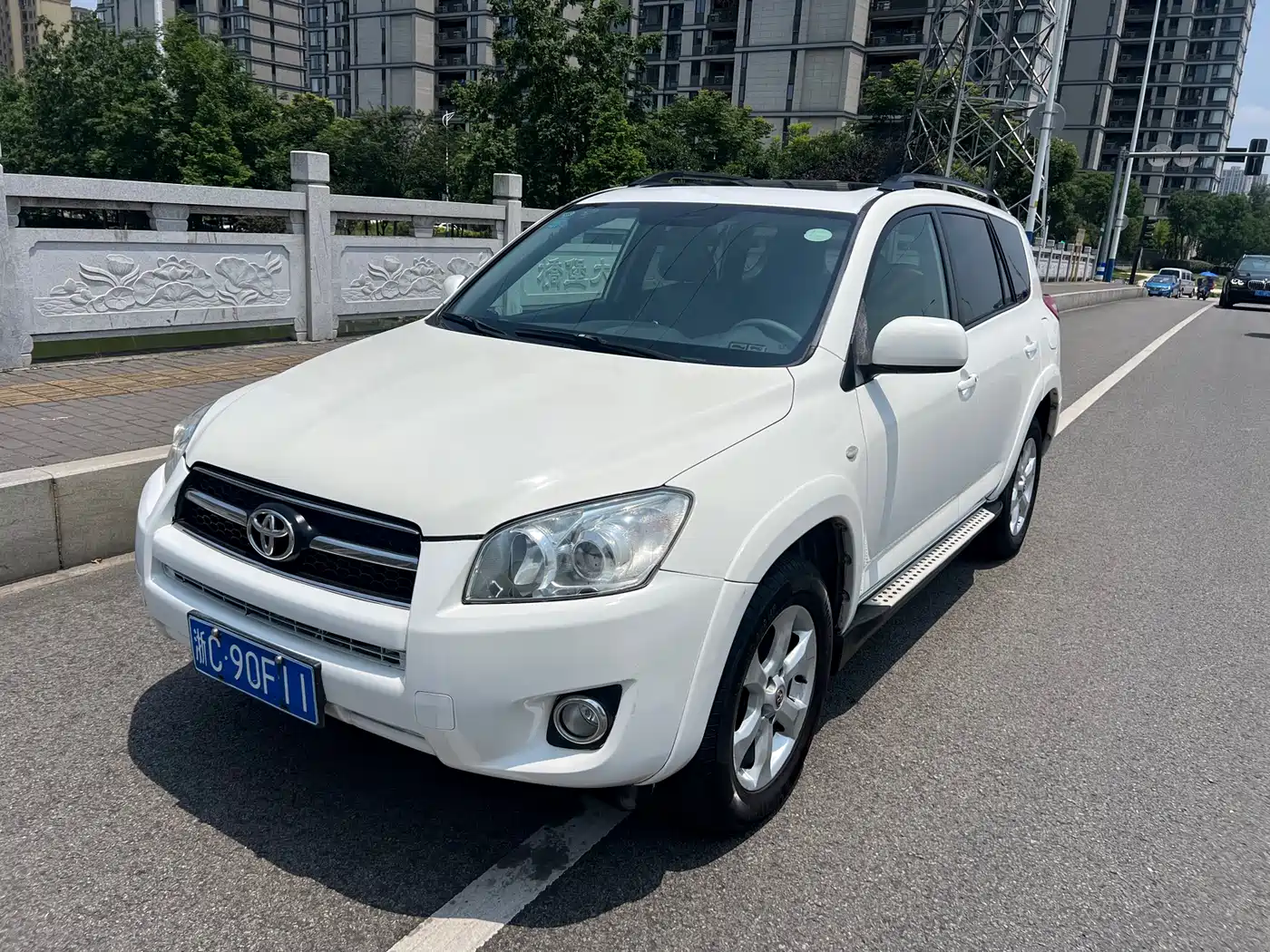 Toyota RAV4 Rongfang 2010 2.4L Automatic Luxury Upgrade Edition