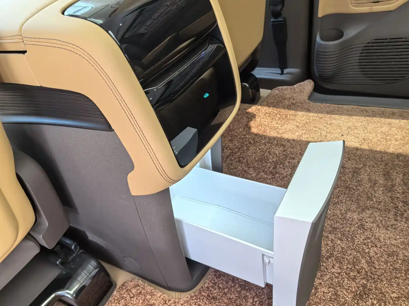Denza D9 2022 DM-i 970 AWD Flagship фото 11