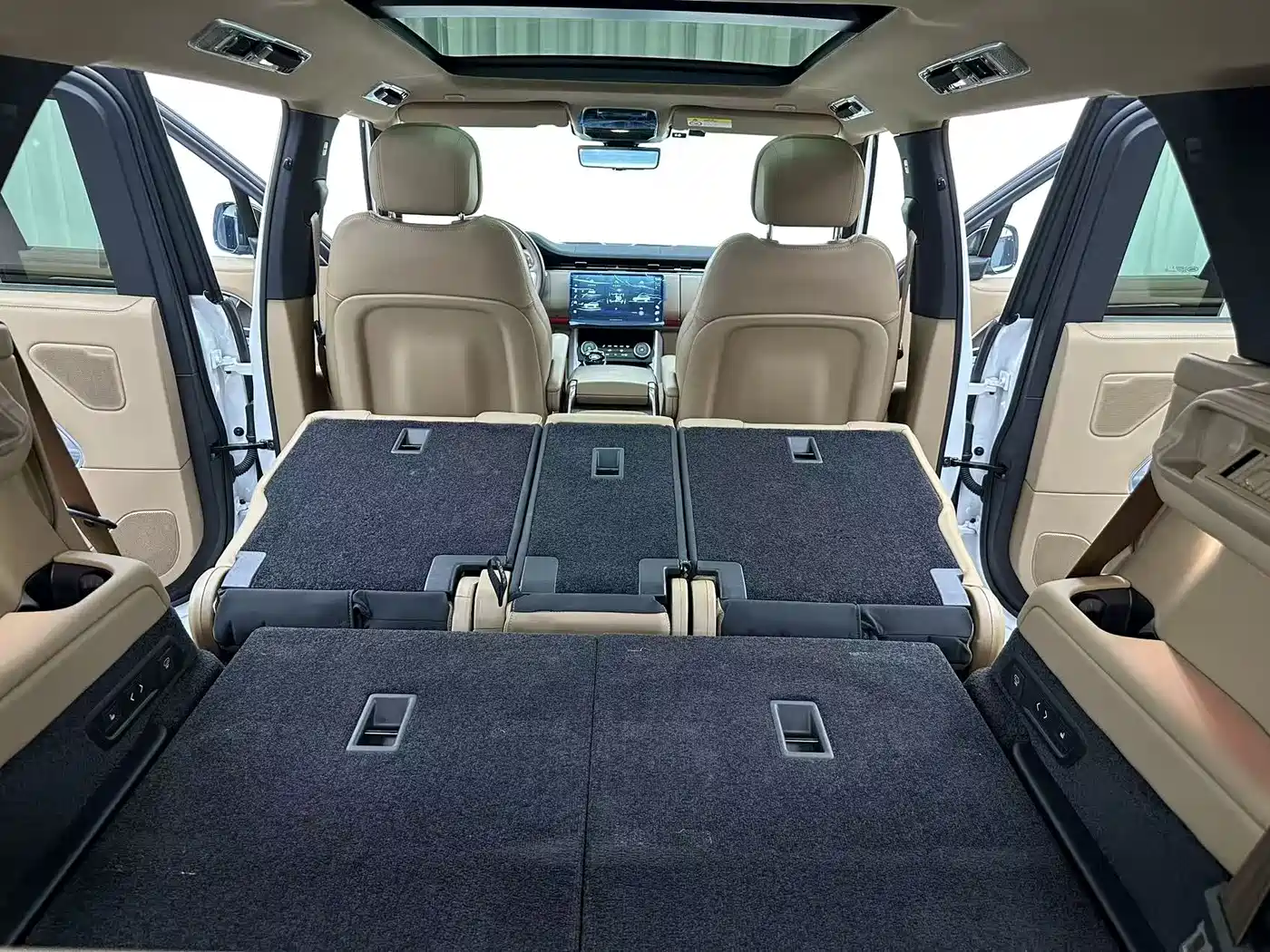 Land Rover Range Rover 2023 3.0 L6 400PS Golden Age 7-Seater Long Wheelbase фото 17