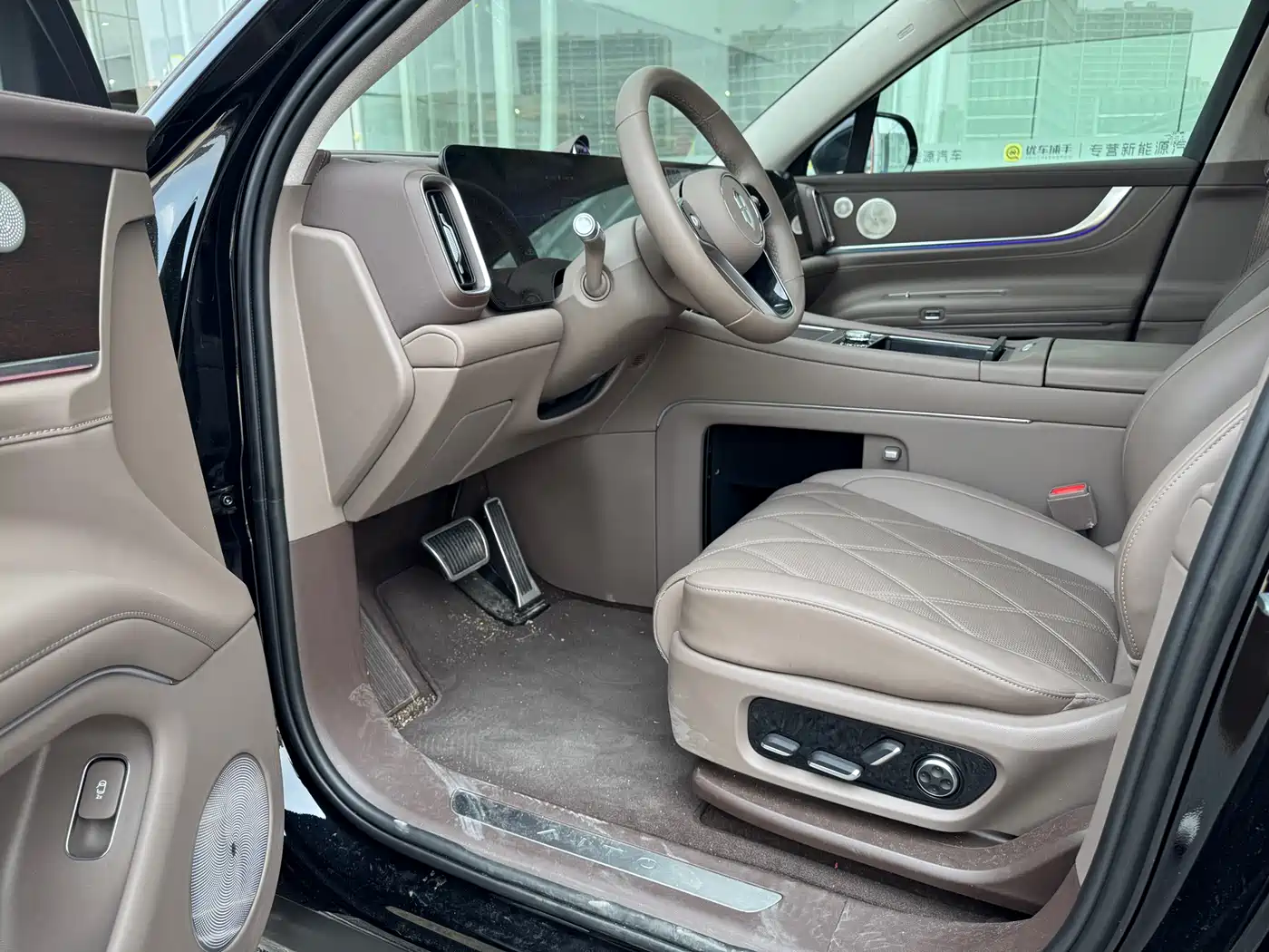 AITO Wenjie AITO M9 2025 Extended Range Ultra 52kWh 6-Seater фото 4