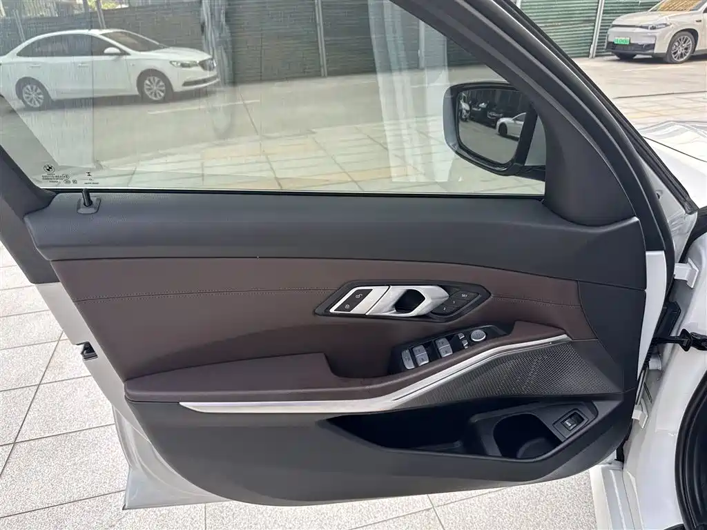 BMW 3 Series 2023 325Li M Sport Package фото 16
